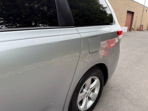 2013 Toyota Sienna LE 8-Passenger