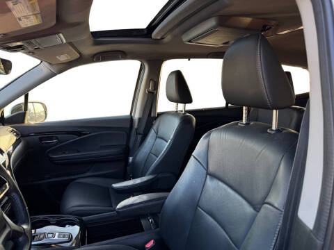 2022 Honda Pilot Touring w/Rear Captain's Chairs