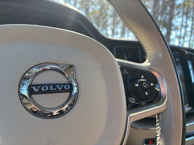 2024 Volvo XC60 B5 Plus Dark Theme