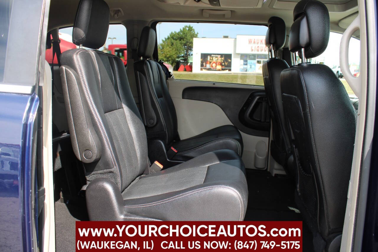 ChryslerTown and Country16