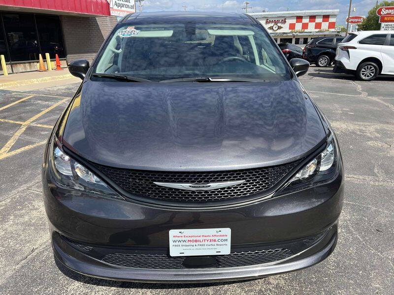 2022 Chrysler Voyager LX