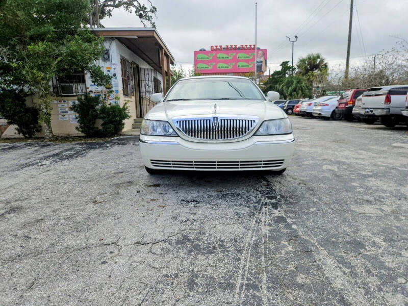 2005 Lincoln Town Car Signature Limited