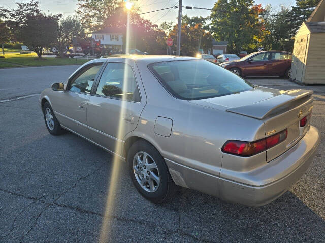 1998 Toyota Camry for sale at QUEENSGATE AUTO SALES in York, PA