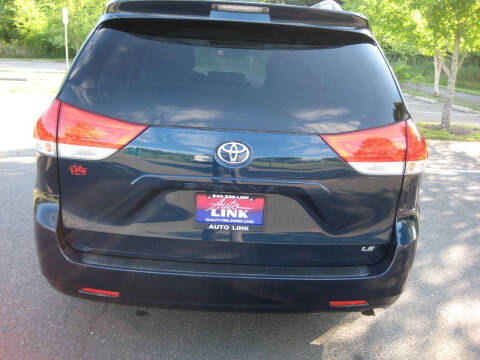 2011 Toyota Sienna LE 7-Passenger Auto Access Seat