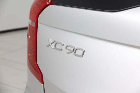 2022 Volvo XC90 T6 Momentum 7-Passenger