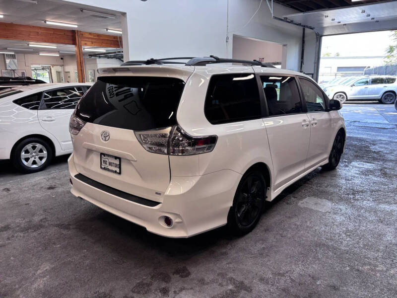 2011 Toyota Sienna SE 8-Passenger