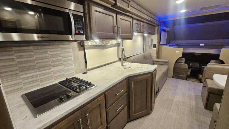 2021 Thor Motor Coach Magnitude