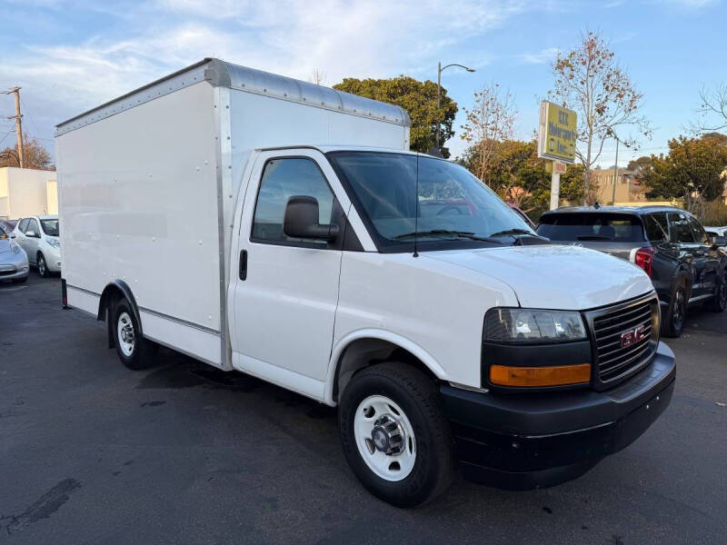 2023 GMC Savana Cutaway Work Van's photo