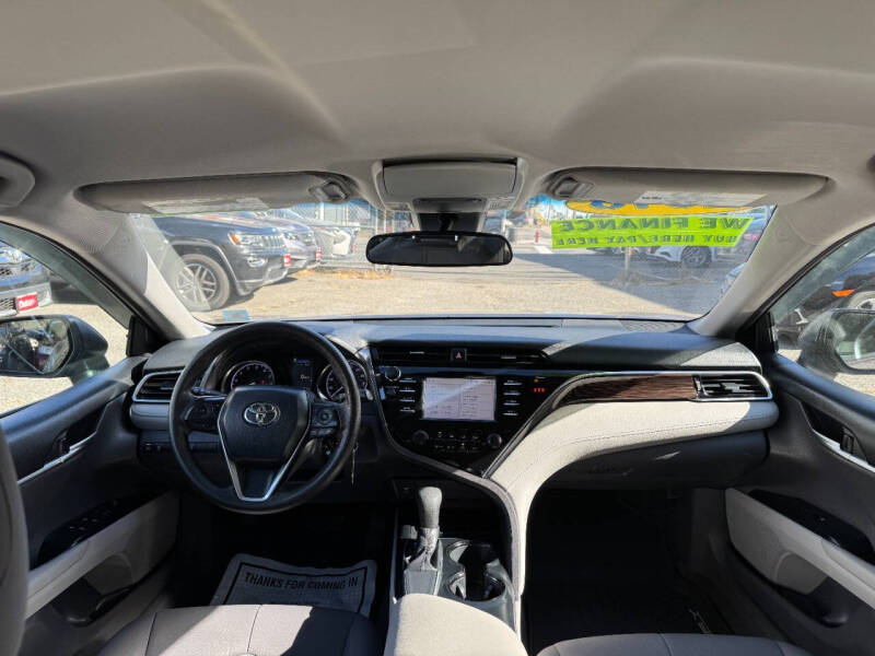 2018 Toyota Camry LE photo 13