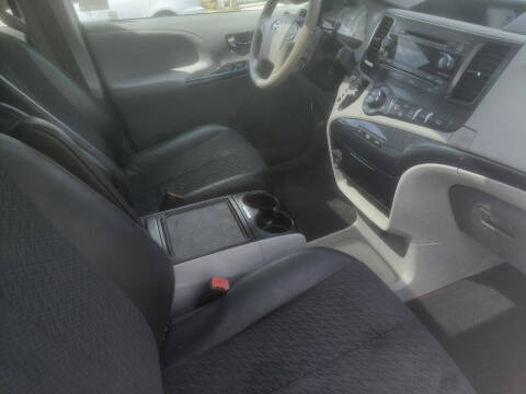 2012 Toyota Sienna SE 8-Passenger