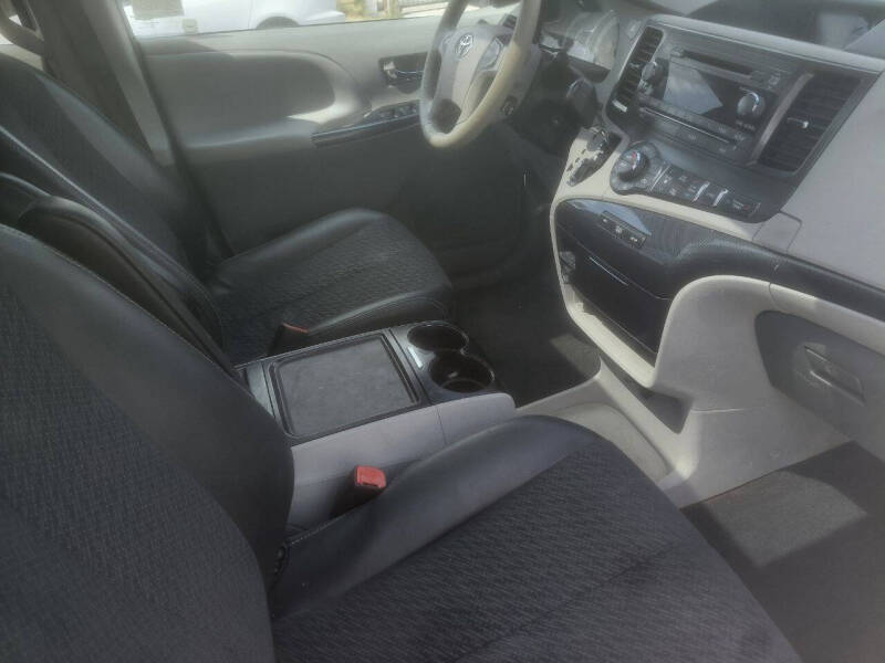 2012 Toyota Sienna SE 8-Passenger