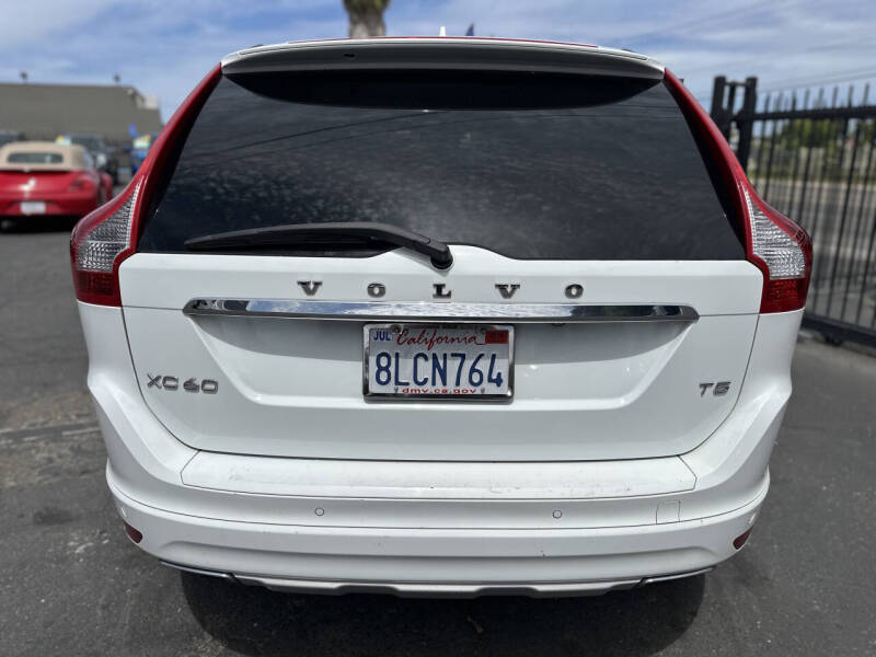 2016 Volvo XC60 T5 Drive-E Platinum