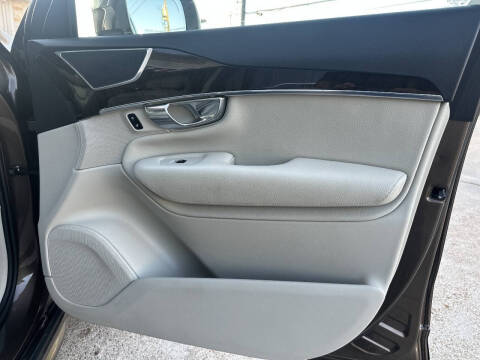 2017 Volvo XC90 T6 Momentum