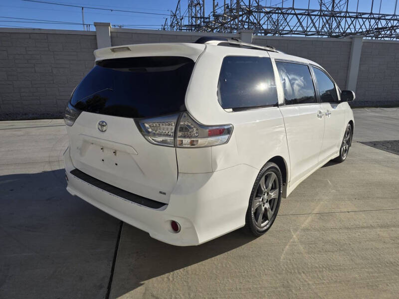 2017 Toyota Sienna SE Premium photo 5