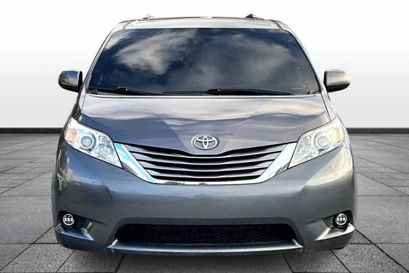 2017 Toyota Sienna XLE 7-Passenger Auto Access Seat