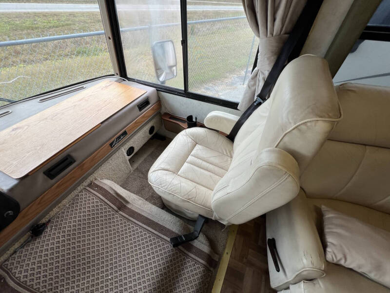 2000 Winnebago Adventurer