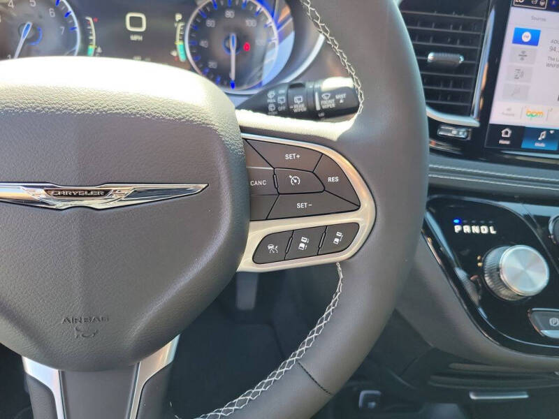 2025 Chrysler Pacifica Select