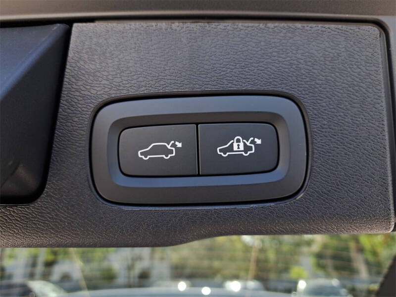 2026 Volvo XC60 T8 Plus