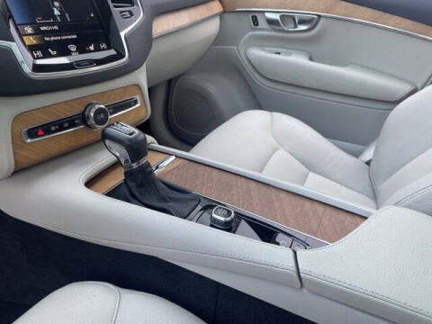 2022 Volvo XC90 T6 Momentum 6-Passenger