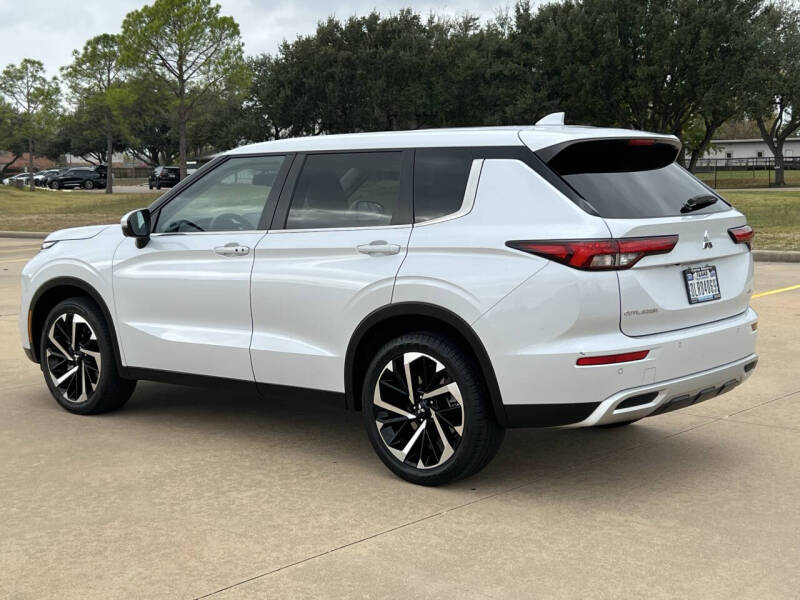 2023 Mitsubishi Outlander SE