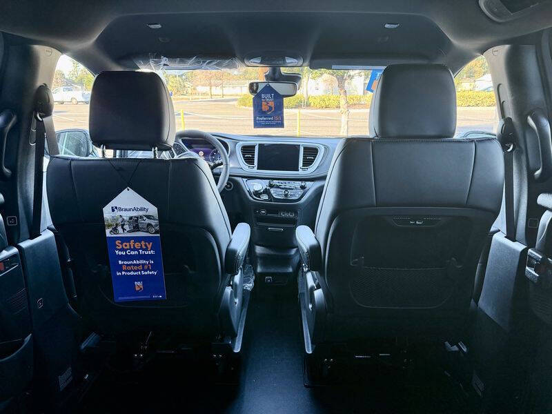 2025 Chrysler Pacifica Select