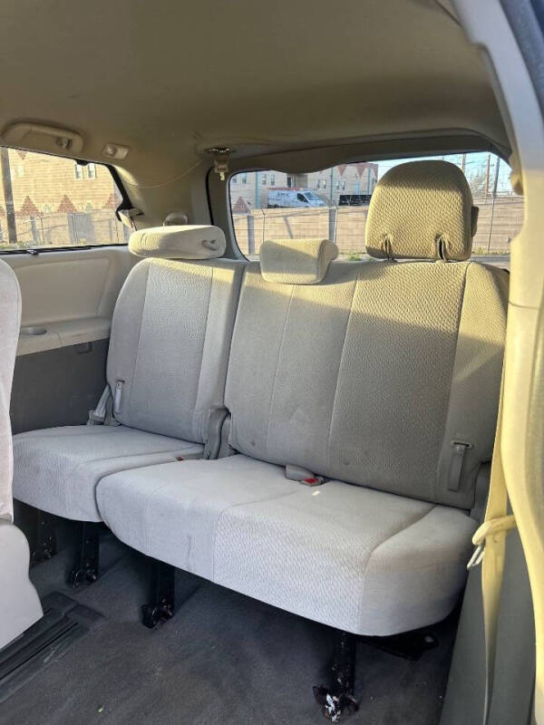 2013 Toyota Sienna LE 8-Passenger