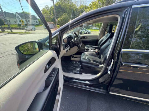2017 Chrysler Pacifica Touring-L
