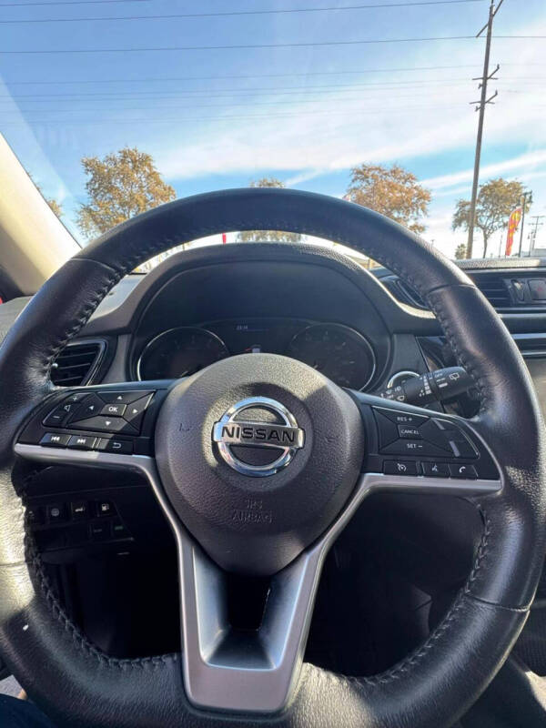 2020 Nissan Rogue SV photo 15