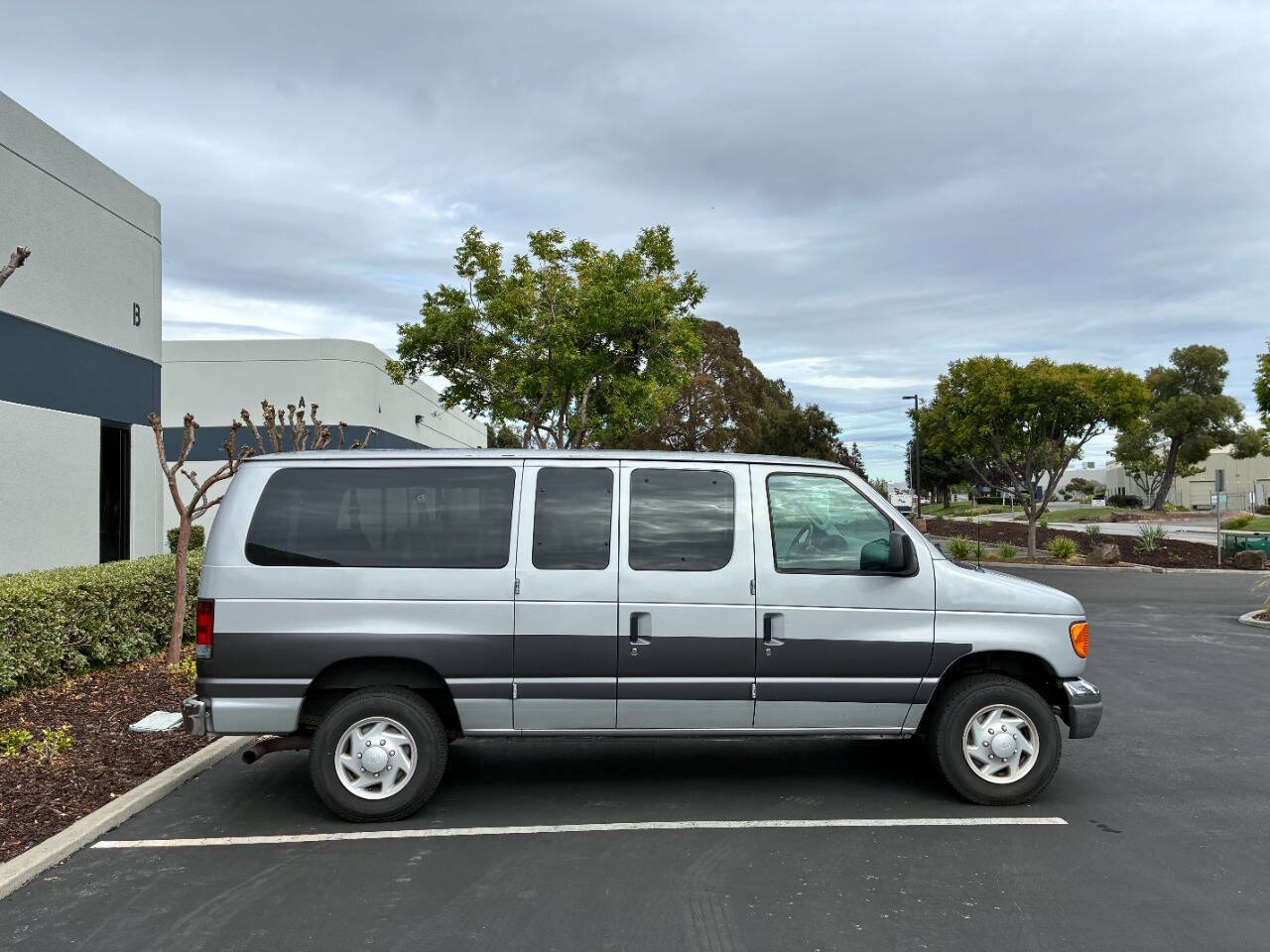 Silver 2006 Ford E-Series E-350 SD XLT E-350 SD XLT 3dr Passenger Van 2