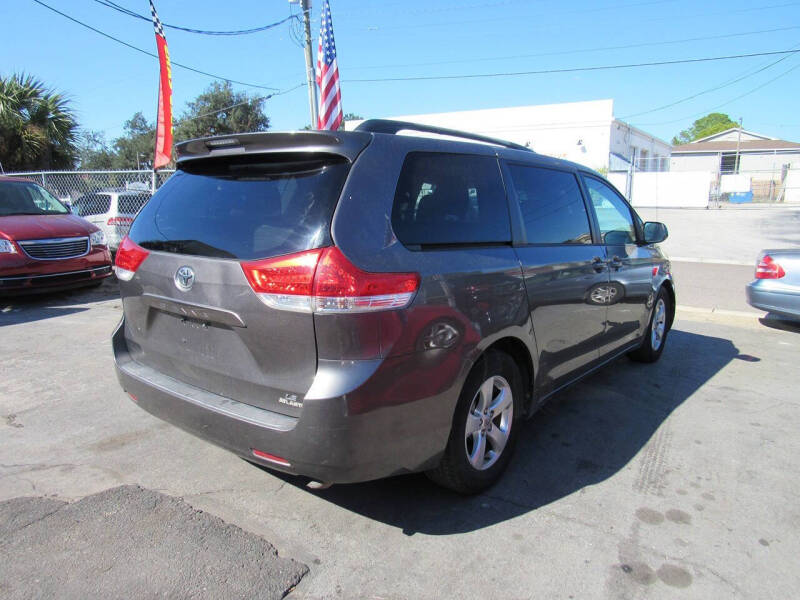 2013 Toyota Sienna LE 8-Passenger