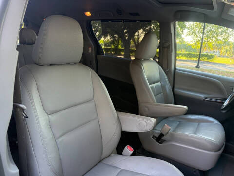 2016 Toyota Sienna XLE 7-Passenger Auto Access Seat