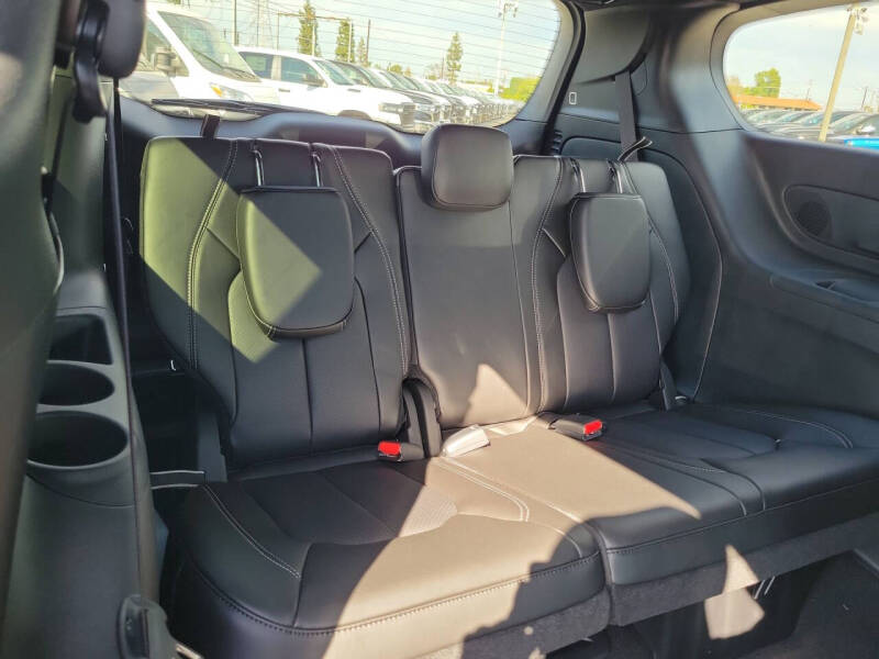 2027 Chrysler Pacifica Select