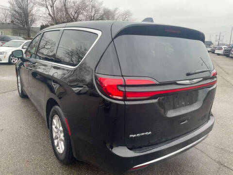 2025 Chrysler Pacifica Select