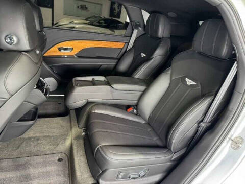 2023 Bentley Bentayga EWB V8