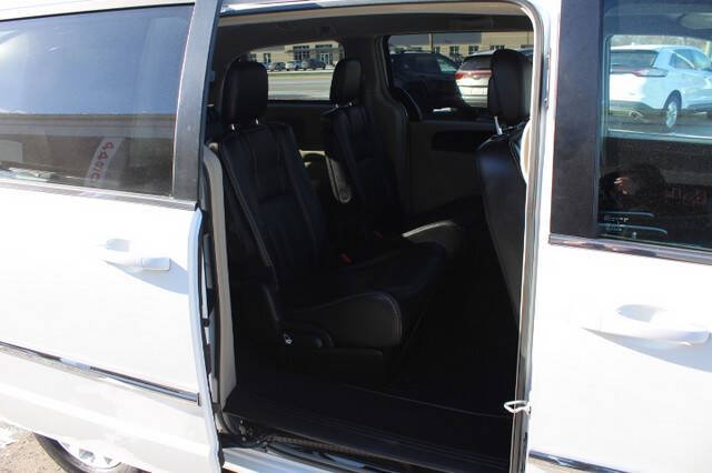 2014 Chrysler Town & Country Touring photo 18