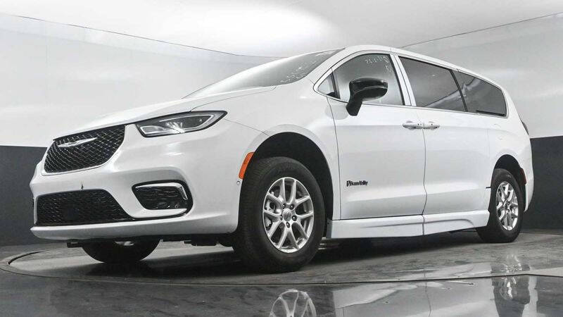 2025 Chrysler Pacifica Select