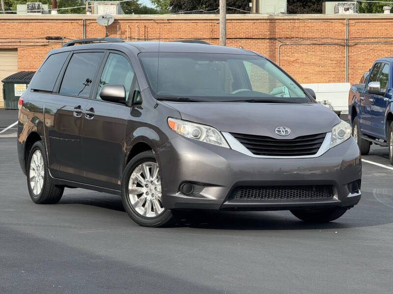 2011 Toyota Sienna null photo 3