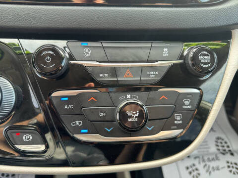 2022 Chrysler Voyager LX