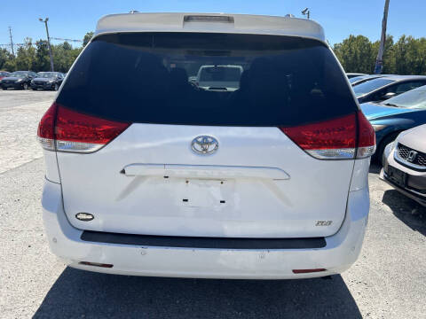 2011 Toyota Sienna XLE 7-Passenger Auto Access Seat