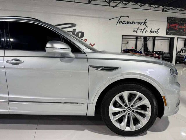 2023 Bentley Bentayga EWB V8