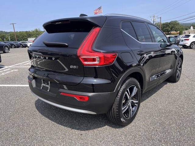 2025 Volvo XC40 B5 Core Bright Theme