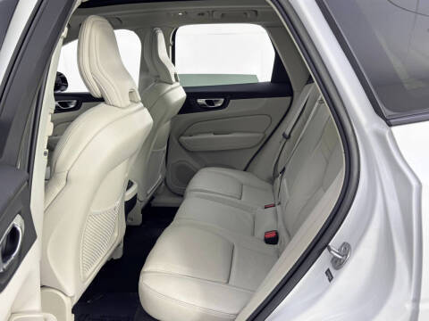 2023 Volvo XC60 B5 Ultimate Dark Theme