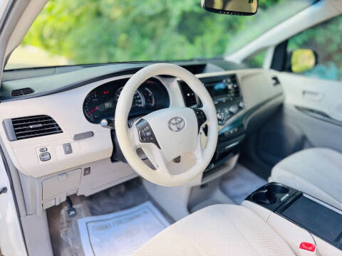 2011 Toyota Sienna LE 8-Passenger