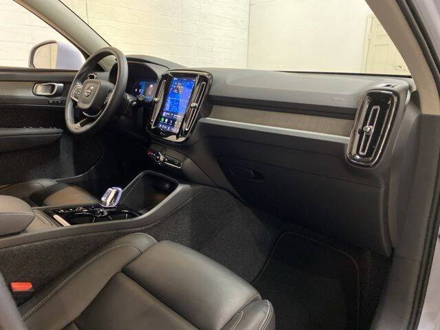 2025 Volvo XC40 B5 Plus Bright Theme