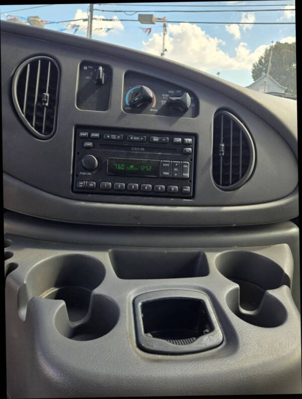 2003 Ford E-Series E-150 Base