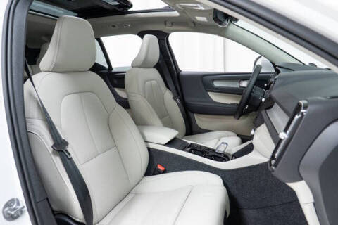 2025 Volvo XC40 B5 Plus Bright Theme