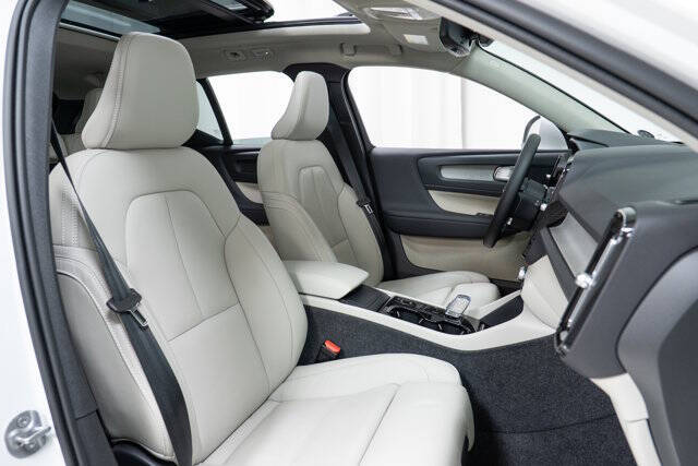 2025 Volvo XC40 B5 Plus Bright Theme