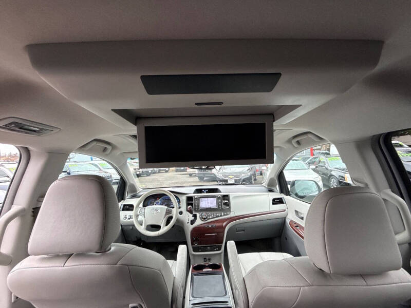 2013 Toyota Sienna XLE 7-Passenger Auto Access Seat