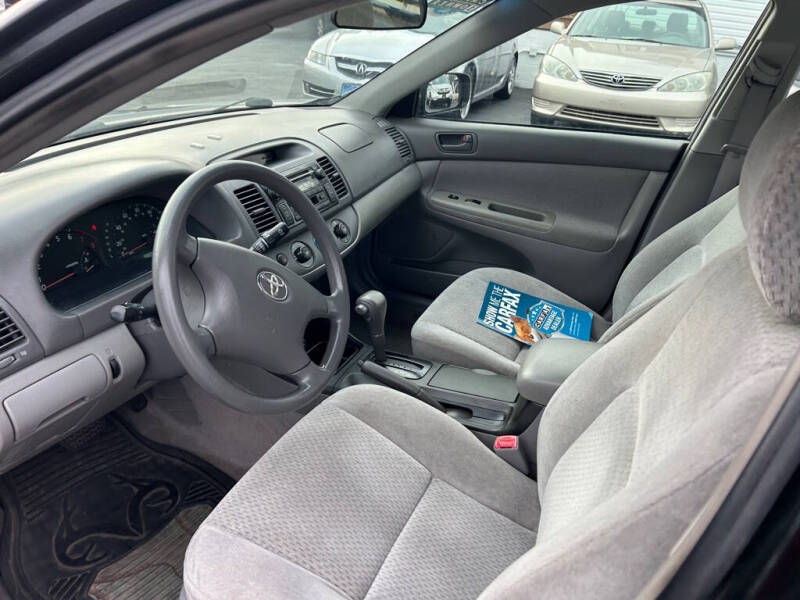 2004 Toyota Camry LE photo 13