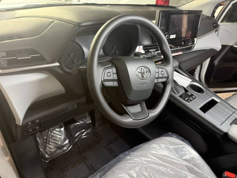 2026 Toyota Sienna LE 8-Passenger